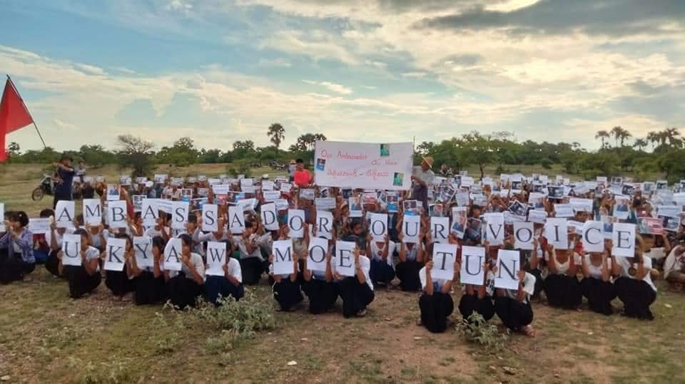 (ပြည်တွင်းနှင့် ပြည်ပတွင် ကုလတွင် မြန်မာနိုင်ငံအတွက် သံအမတ်ကြီး အဖြစ် ဦးကျော်မိုးထွန်းကိုဆက်လက်ခန့်အပ်တာဝန်ပေးရန် Our Ambassador Our Voice ဆိုသောဆောင်းပုဒ်ဖြင့် ဆန္ဒထုတ်ဖော်နေကြစဥ်။ဓါတ်ပုံ-သပိတ်ကော်မတီများ)