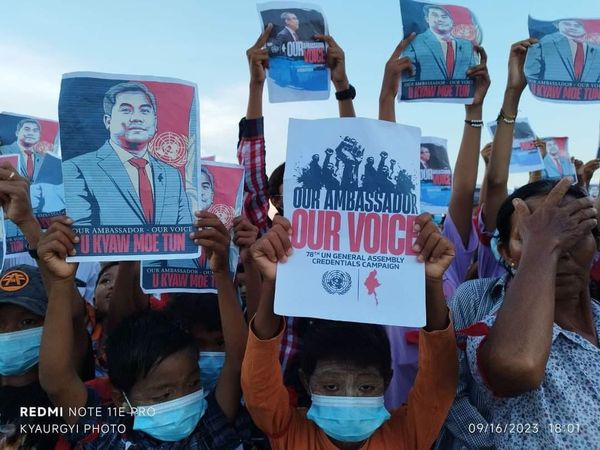 (ပြည်တွင်းနှင့် ပြည်ပတွင် ကုလတွင် မြန်မာနိုင်ငံအတွက် သံအမတ်ကြီး အဖြစ် ဦး​ကျော်မိုးထွန်းကိုဆက်လက်ခန့်အပ်တာဝန်​ပေးရန် Our Ambassador Our Voice ဆို​သော​ဆောင်းပုဒ်ဖြင့် ဆန္ဒထုတ်​ဖော်​နေကြစဥ်။ဓါတ်ပုံ-သပိတ်​ကော်မတီများ)