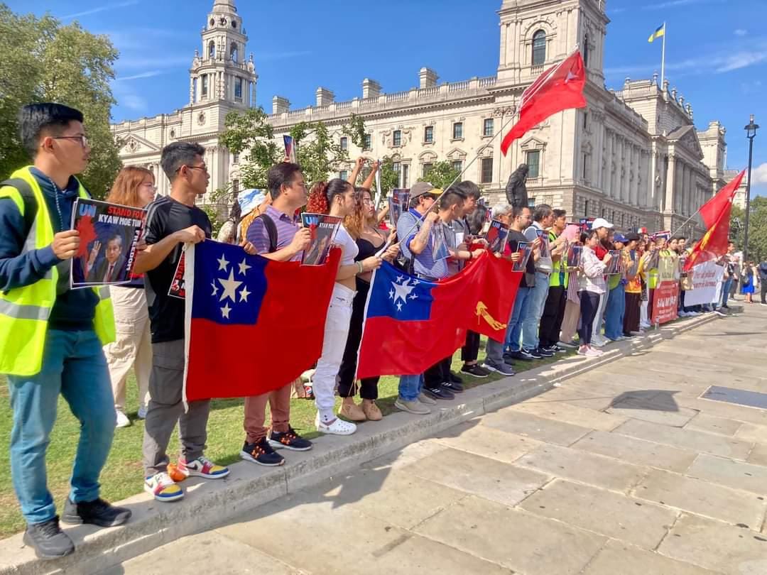 (ပြည်တွင်းနှင့် ပြည်ပတွင် ကုလတွင် မြန်မာနိုင်ငံအတွက် သံအမတ်ကြီး အဖြစ် ဦးကျော်မိုးထွန်းကိုဆက်လက်ခန့်အပ်တာဝန်ပေးရန် Our Ambassador Our Voice ဆိုသောဆောင်းပုဒ်ဖြင့် ဆန္ဒထုတ်ဖော်နေကြစဥ်။ဓါတ်ပုံ-သပိတ်ကော်မတီများ)