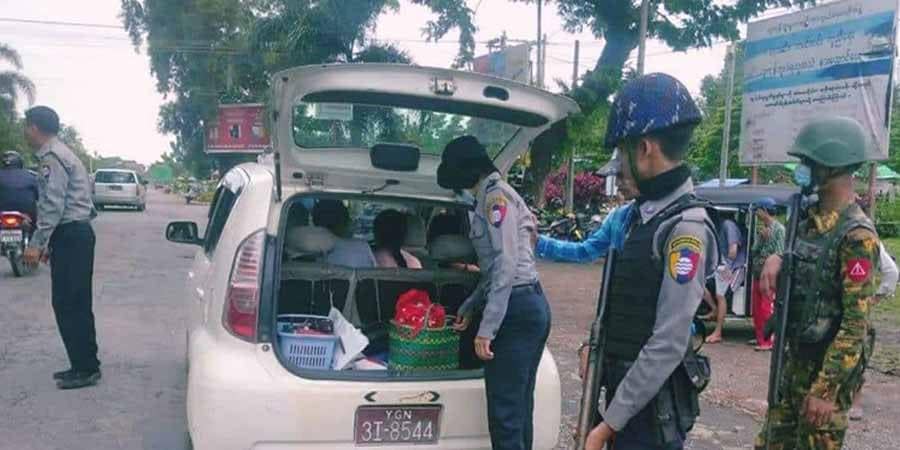(ပြည်သူကိုနည်းမျိုးစုံဖြင့် စစ်ဆေးဒုက္ခပေးလေ့ရှိသည့် စစ်ကောင်စီစစ်ဆေးရေးဂိတ်များနှင့် ပုလဲမြေဆီအိတ်များ၊ကောက်စိုက်နေသောတောင်သူများအား တွေ့ရစဥ်။ဓါတ်ပုံ-CJ)