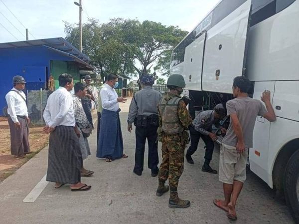 (ပြည်သူကိုနည်းမျိုးစုံဖြင့် စစ်ဆေးဒုက္ခပေးလေ့ရှိသည့် စစ်ကောင်စီစစ်ဆေးရေးဂိတ်များနှင့် ပုလဲမြေဆီအိတ်များ၊ကောက်စိုက်နေသောတောင်သူများအား တွေ့ရစဥ်။ဓါတ်ပုံ-CJ)