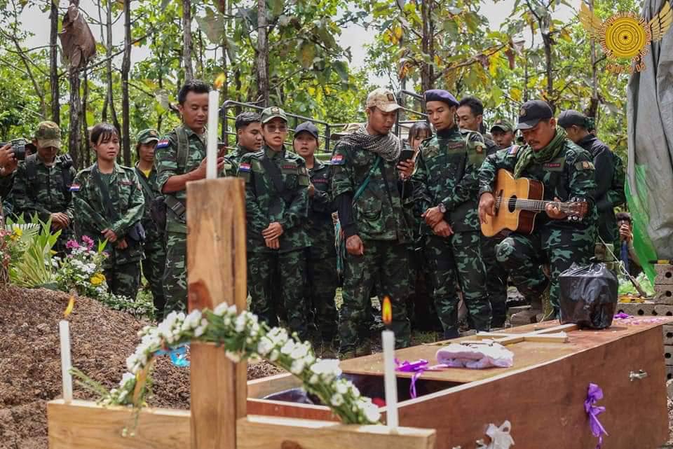 (စစ်ကြောင်းမှူး ကာဗြေလယ်(ခ) ကြက်ဖ၏ စျာပနအား တွေ့ရစဉ်။ ဓာတ်ပုံ - KNDF)