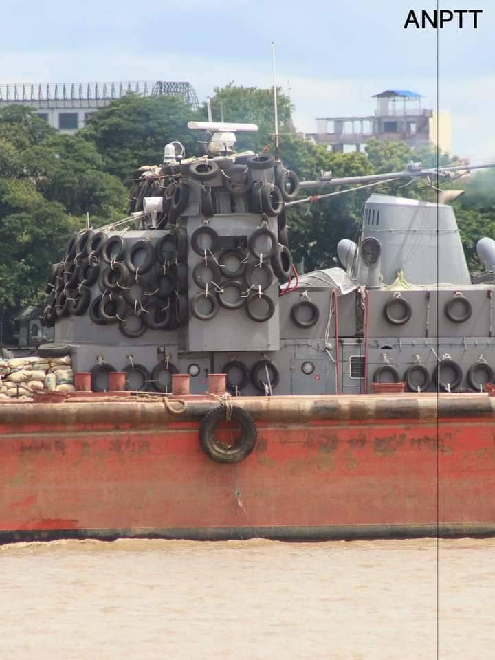 (ချင်းတွင်းမြစ်အတွင်း တွေ့ရသော စစ်ကောင်စီရေယာဥ်များအား တွေ့ရစဥ်။ ဓာတ်ပုံ-အညာပစ်တိုင်းထောင်လေးများ)