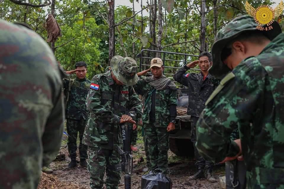 (စစ်ကြောင်းမှူး ကာဗြေလယ်(ခ) ကြက်ဖ၏ စျာပနအား တွေ့ရစဉ်။ ဓာတ်ပုံ - KNDF)