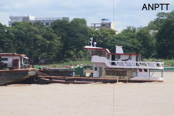 (ချင်းတွင်းမြစ်အတွင်း တွေ့ရသော စစ်ကောင်စီရေယာဥ်များအား တွေ့ရစဥ်။ ဓာတ်ပုံ-အညာပစ်တိုင်းထောင်လေးများ)