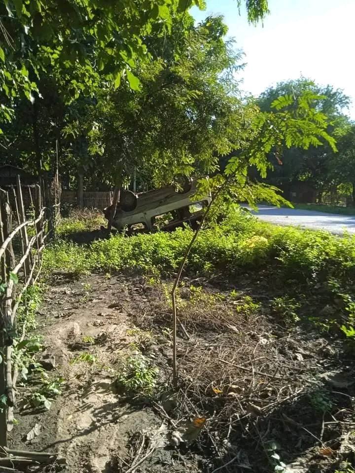 (တိမ်းမှောက်သွားသောယာဥ်နှင့် သိမ်းဆည်းရမိသောသေနတ်အား တွေ့ရစဥ်။ ဓာတ်ပုံ-Singu Guerillas Force-SGF)