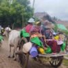 (စက်တင်ဘာ ၃၀ရက်နံနက်ပိုင်းက မိုးရွာထဲ ထွက်ပြေးတိမ်းရှောင်လာသော ဒီပဲယင်းနယ်အနောက်ခြမ်းကျေးရွာနေ ပြည်သူများအား တွေ့ရစဥ်။ ဓာတ်ပုံ - ဒီပဲယင်းမြိုနယ်စစ်ရှောင်ထောက်ပံ့ရေး)