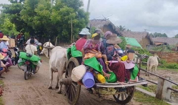 (စက်တင်ဘာ ၃၀ရက်နံနက်ပိုင်းက မိုးရွာထဲ ထွက်ပြေးတိမ်းရှောင်လာသော ဒီပဲယင်းနယ်အနောက်ခြမ်းကျေးရွာနေ ပြည်သူများအား တွေ့ရစဥ်။ ဓာတ်ပုံ - ဒီပဲယင်းမြိုနယ်စစ်ရှောင်ထောက်ပံ့ရေး)