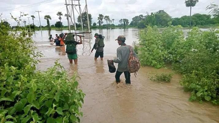 (စစ်ကောင်စီတပ်အား တိုက်ခိုက်ရန်သွားနေသော Myanmar Defense Force - Shwebo အဖွဲ့ဝင် ရဲဘော်များအား တွေ့ရစဥ်။ ဓာတ်ပုံ-MDF)