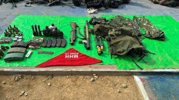 (KIA စခန်းမှသိမ်းဆည်းရရှိသည်ဆိုသော လက်နက်ခဲယမ်းများအား စစ်ကောင်စီကပြသထားစဉ်။ ဓာတ်ပုံ - စကစ)