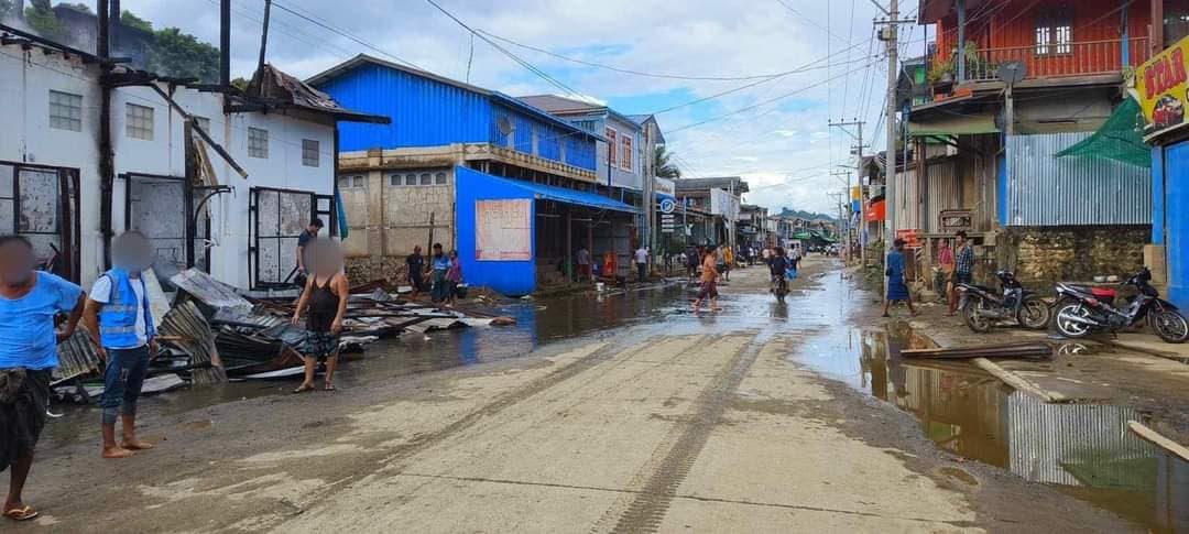 (ရွာအတွင်းဖြစ်ပွားသောတိုက်ပွဲတွင် လက်နက်ကြီးကျပြီး မီးလောင်ပျက်စီးသွားသောအဆောက်အအုံ။ ဓါတ်ပုံ-CJ)