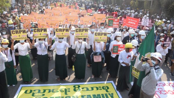 (စစ်တပ်အာဏာသိမ်းမှုအပေါ် ကန့်ကွက်ဆန္ဒပြမှုနှင့် CRPH အားထောက်ခံကြောင်းပြသနေသော ဆရာ၊ဆရာမများအား မန္တလေးမြို့၌ ၂၀၂၁ မတ်လ ၇ရက်က တွေ့ရစဉ်။ ဓာတ်ပုံ - PS)
