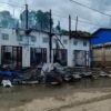 (ရွာအတွင်းဖြစ်ပွား​သောတိုက်ပွဲတွင် လက်နက်ကြီးကျပြီး မီး​လောင်ပျက်စီးသွား​သောအ​ဆောက်အအုံ။ ဓါတ်ပုံ-CJ)