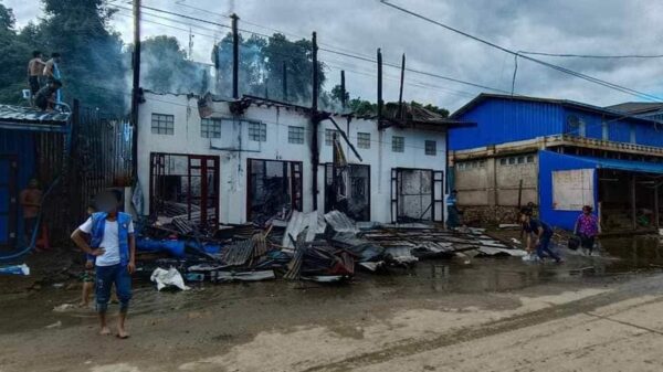 (ရွာအတွင်းဖြစ်ပွား​သောတိုက်ပွဲတွင် လက်နက်ကြီးကျပြီး မီး​လောင်ပျက်စီးသွား​သောအ​ဆောက်အအုံ။ ဓါတ်ပုံ-CJ)