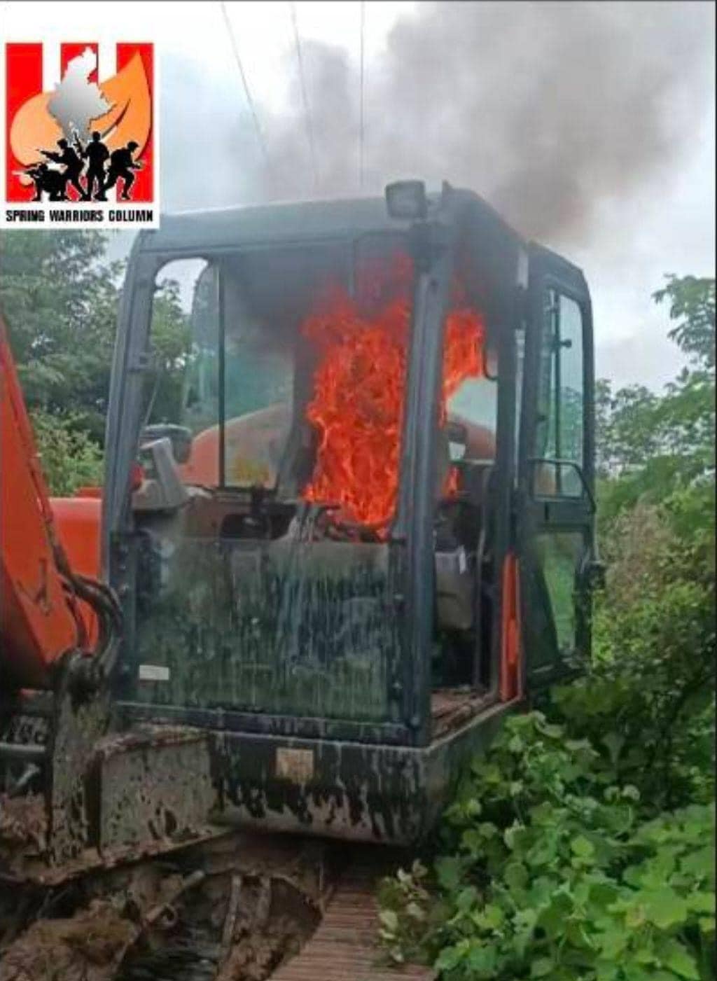 (တိုက်ပွဲအတွင်းစစ်ကောင်စီတပ်ပိုင် ဘက်ဖိုးတစ်စီးအား မီးရှို့ဖျက်ဆီးနေစဉ်။ ဓာတ်ပုံ - Spring Warriors Column)