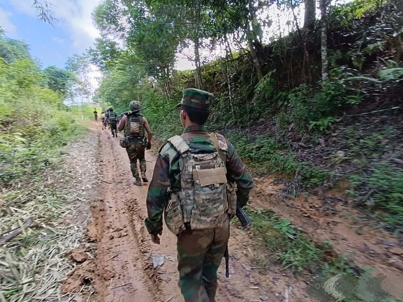 (တအာင်းတပ်မတော်(TNLA)မှ ရဲဘော်များအား ရှေ့တန်းတနေရာ၌ တွေ့ရစဉ်။ ဓာတ်ပုံ - TNLA)