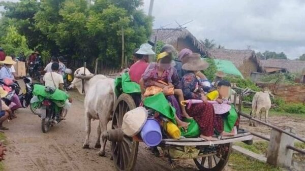 (ယနေနံနက်ပိုင်းက မိုးရွာထဲ ထွက်ပြေးတိမ်းရှောင်လာသော ဒီပဲယင်းနယ်အနောက်ခြမ်းကျေးရွာနေ ပြည်သူများအား တွေ့ရစဥ်။ ဓာတ်ပုံ - ဒီပဲယင်းမြိုနယ်စစ်ရှောင်ထောက်ပံ့ရေး)