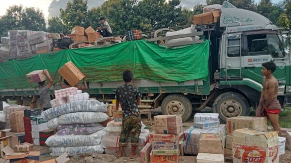 (စစ်တပ်ထုတ်ကုန်များသယ်ဆောင်လာသည့် ကုန်တင်ယာဥ်တစ်စီး စစ်ဆေးတွေ့ရှိ၍ ကုန်ပစ္စည်းများသိမ်းဆည်းယူနေစဥ်)
