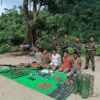 (KIA ကဖမ်းဆီးနိုင်ခဲ့​သော စစ်​ကောင်စီတပ်သား ၅ ဦးပုံနှင့် စစ်​ကောင်စီတပ်ထံမှ သိမ်းဆည်းရရှိ​​သော လက်နက်ခဲယမ်းများ။ဓါတ်ပုံ -Facebook Viral ၊ ​ပေးပို့)