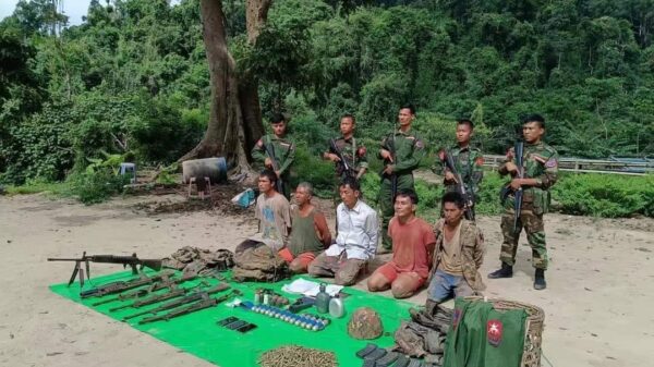 (KIA ကဖမ်းဆီးနိုင်ခဲ့​သော စစ်​ကောင်စီတပ်သား ၅ ဦးပုံနှင့် စစ်​ကောင်စီတပ်ထံမှ သိမ်းဆည်းရရှိ​​သော လက်နက်ခဲယမ်းများ။ဓါတ်ပုံ -Facebook Viral ၊ ​ပေးပို့)