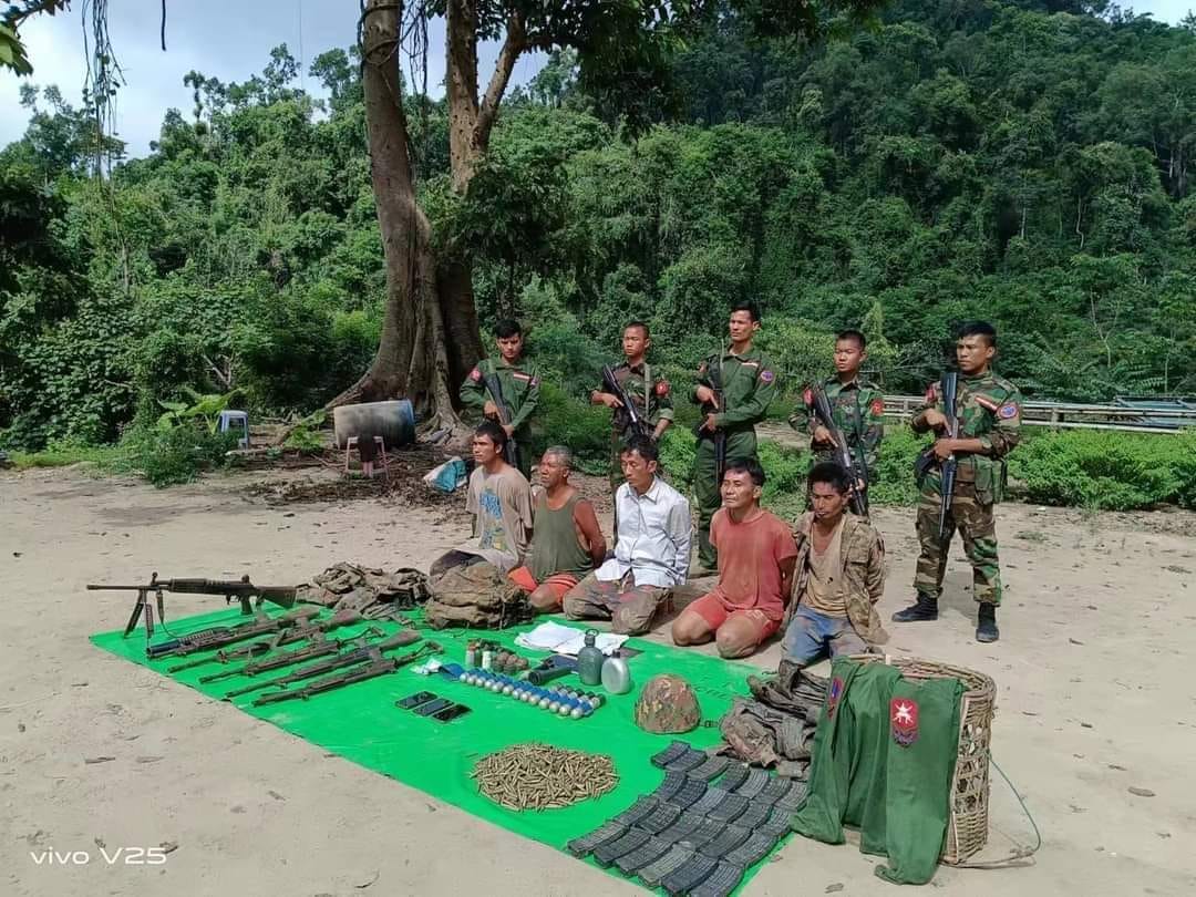 (KIA ကဖမ်းဆီးနိုင်ခဲ့​သော စစ်​ကောင်စီတပ်သား ၅ ဦးပုံနှင့် စစ်​ကောင်စီတပ်ထံမှ သိမ်းဆည်းရရှိ​​သော လက်နက်ခဲယမ်းများ။ဓါတ်ပုံ -Facebook Viral ၊ ​ပေးပို့)