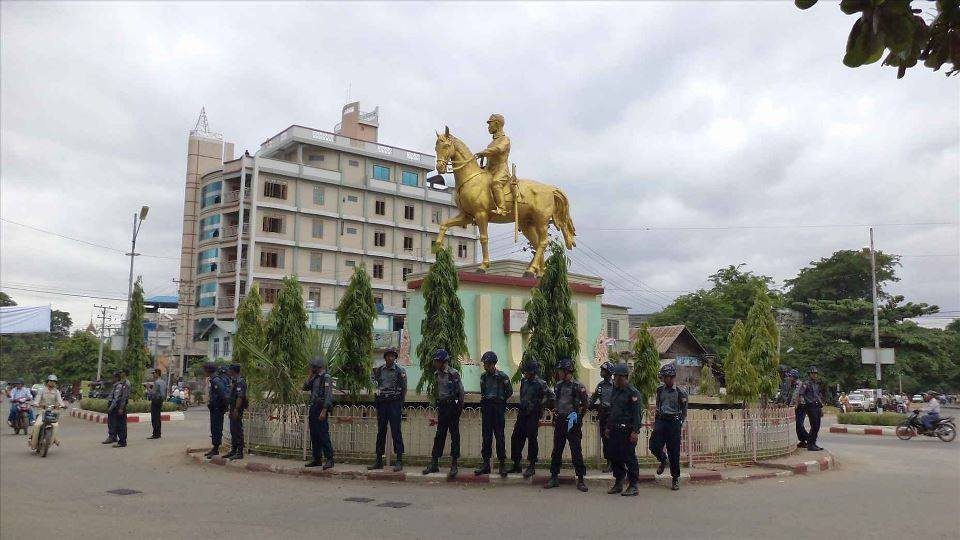 (စစ်တပ်အာဏာသိမ်းပြီးနောက် မုံရွာမြို့ဗိုလ်ချုပ်ကြေးရုပ်ရှေ့၌ လုံခြုံရေးယူနေသော စစ်ကောင်စီတပ်ဖွဲ့ဝင်များအား တွေ့ရစဥ်။ဓာတ်ပုံ - CJ)