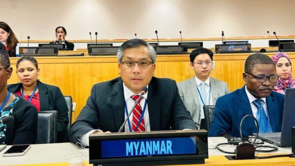 (ဦး​ကျော်မိုးထွန်းက​ဆွေး​နွေး​နေစဥ်။ ဓါတ်ပုံ-PMOMTTUN)
