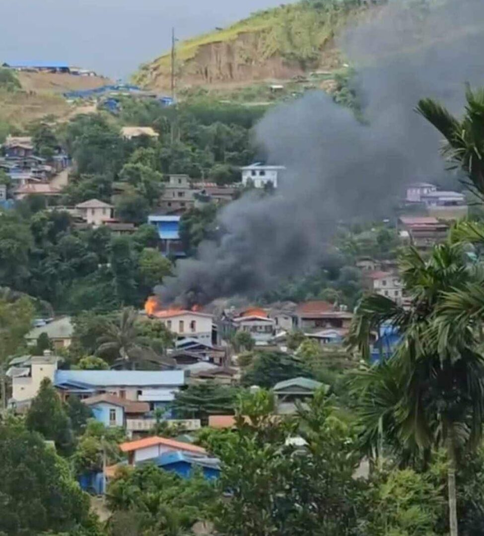 (ရွာအတွင်းဖြစ်ပွားသောတိုက်ပွဲတွင် လက်နက်ကြီးကျပြီး မီးလောင်ပျက်စီးသွားသောအဆောက်အအုံ။ ဓါတ်ပုံ-CJ)