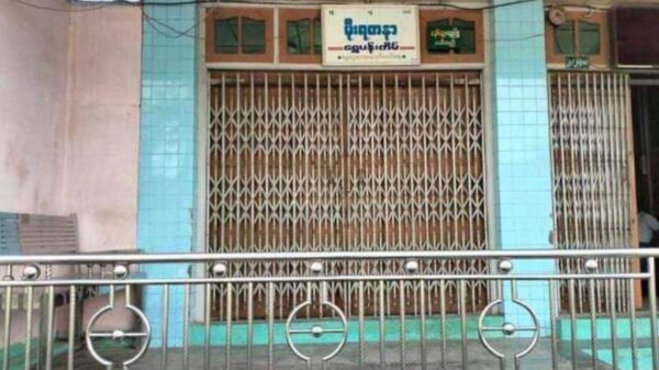 (ဓားပြတိုက်ခံရသည့် မိုးရတနာရွှေဆိုင်အား တွေ့ရစဥ်။ ဓာတ်ပုံ - CJ)