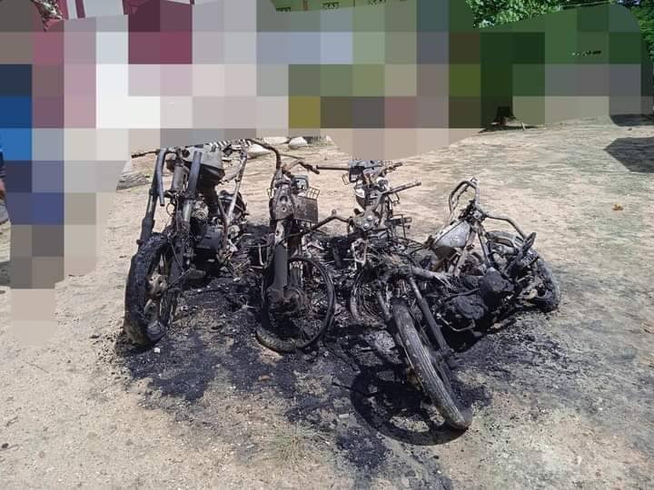 (မီးရှို့ဖျက်ဆီးခံရသော မော်တော်ယာဥ်များအား တွေ့ရစဥ်။ ဓာတ်ပုံ - ဒီပဲယင်းမြို့နယ် ညီနောင်များ)