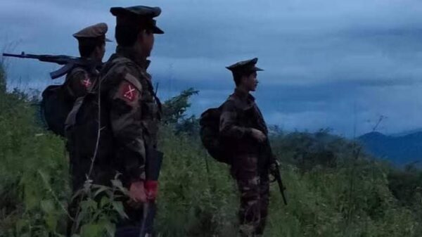 (ကချင်လွတ်လပ်ရေးတပ်မတော်(KIA)မှ ရဲဘော်များအား ရှေ့တန်းတနေရာ၌ တွေ့ရစဉ်။ ဓာတ်ပုံ - CJ)