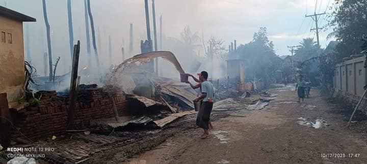 (မြောင်နယ်ရှိ ခေါင်းခွဲကျေးရွာအား စစ်တပ်က မီးရှို့ဖျက်ဆီးသွားစဥ်။ ဓာတ်ပုံ-Ko Nway Oo-Myaung)