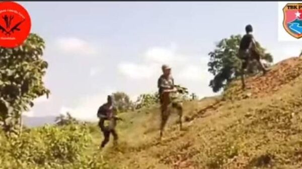(တိုက်ပွဲအတွင်း စစ်ကောင်စီတ​ပ်အား တိုက်ခိုက်နေသောရဲဘော်များအား တွေ့ရစဥ်။ ဓာတ်ပုံ-File Photo)