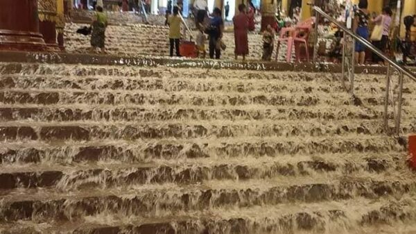 (ရန်ကုန်တွင်​ ​​အောက်တိုဘာ ၂၄ ရက်ကရေကြီး​ရေလျှံ​နေမှုမြင်ကွင်း။ဓါတ်ပုံ-CJ)