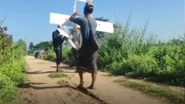 (စစ်ကောင်စီတပ်အား မောင်းသူမဲ့လေယာဥ်ငယ်ဖြင့် တိုက်ခိုက်ရန် ပြင်ဆင်နေစဥ်။ ဓာတ်ပုံ-NTG)