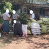 (စစ်ရှောင်များအား စားနပ်ရိက္ခာများနှင့် ဆေးဝါးများ ထောက်ပံ့ပေးနေစဥ်။ ဓာတ်ပုံ - KNU)