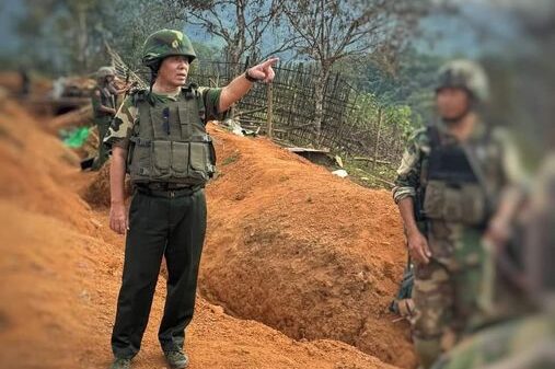 (စစ်​ကောင်စီတပ်ထံမှ တိုက်ခိုက်သိမ်းယူခဲ့​သော​အောင်ဂျာစခန်းကိုသွား​ရောက်ကြည့်ရှုပြီး KIA တပ်ဖွဲ့ဝင်များကို အား​ပေးခဲ့​သော ဒုတိယဗိုလ်ချုပ်ကြီး ဂွန်​မော် ။ဓါတ်ပုံ-CJ)