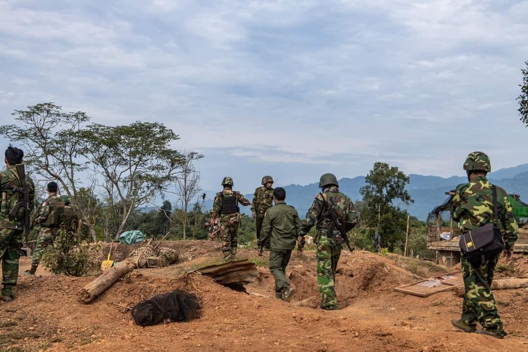 (စစ်​ကောင်စီတပ်၏ ​အောင်ဂျာစခန်းကုန်းကို KIA နှင့် မဟာမိတ် ၅ ဖွဲ့တို့က တိုက်ခိုက်သိမ်းပိုက်စဥ်၊ သိမ်းပိုက်ပြီး​နောက်မြင်ကွင်းနှင့် ဒုဗိုလ်ချုပ်ကြီး ဂွန်​မော်သွား​ရောက်ကြည့်ရှုစဥ်။ဓါတ်ပုံ-CJ ၊ ဗိုလ်ချုပ်ဂွန်​မော်)