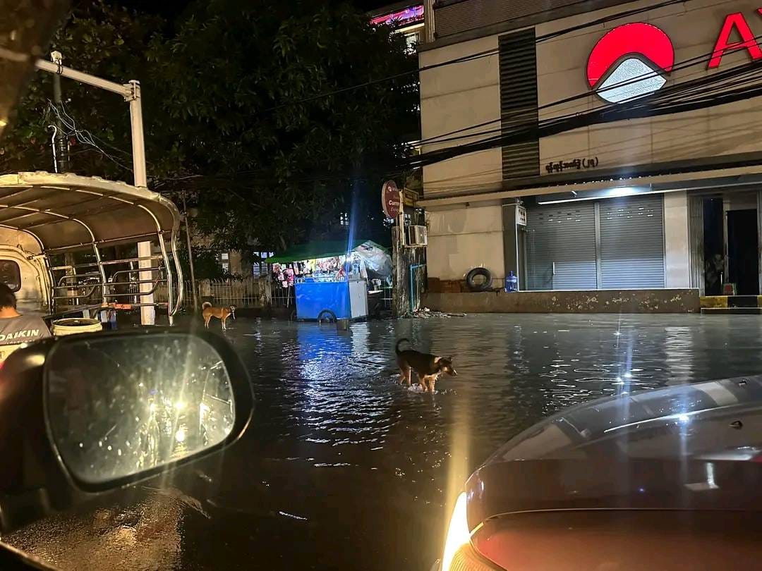 (ရန်ကုန်တွင် အောက်တိုဘာ ၂၄ ရက်ကရေကြီးရေလျှံနေမှုမြင်ကွင်း။ဓါတ်ပုံ-CJ)