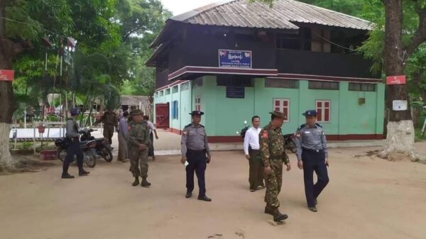 (အရာတော်မြို့မရဲစခန်းဝင်းအတွင်း၌ ယခင်ကတွေ့ရသော စစ်အုပ်စုဝင်များ။ ဓာတ်ပုံ-အရာတော်ပိုစ့်)