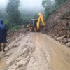 (မြေပြိုကျ၍ ပျက်စီးသွားသော ဆော-ဆိပ်ဖြူလမ်းပိုင်းအား ဂန့်ဂေါခရိုင် တပ်ရင်း(၆)နှင့် ပြည်သူများပူးပေါင်းကာ ပြုပြင်နေစဥ်။ ဓာတ်ပုံ - LSRPDF)