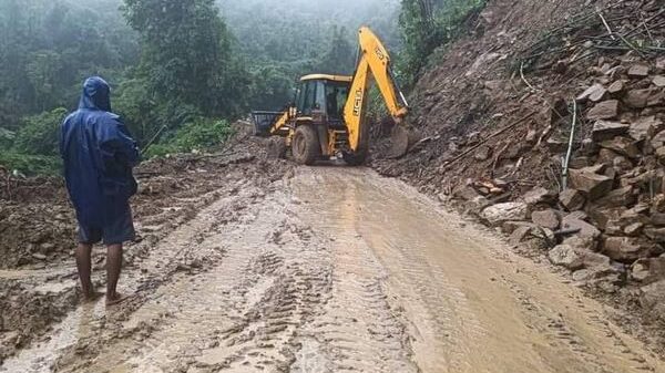 (မြေပြိုကျ၍ ပျက်စီးသွားသော ဆော-ဆိပ်ဖြူလမ်းပိုင်းအား ဂန့်ဂေါခရိုင် တပ်ရင်း(၆)နှင့် ပြည်သူများပူးပေါင်းကာ ပြုပြင်နေစဥ်။ ဓာတ်ပုံ - LSRPDF)