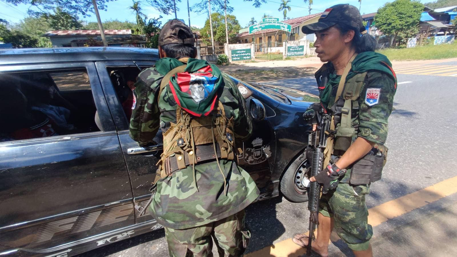 (မော်လမြိုင်-ရေး-ထားဝယ် အမှတ်(၈)ပြည်ထောင်စုကားလမ်းမတစ်လျှောက် နယ်မြေဒေသစိုးမိုးရေးနှင့် ခရီးသွားပြည်သူများ လုံခြုံစိတ်ချစွာသွားလာနိုင်ရေးအတွက် KNLA၊ PDF ပူးပေါင်းတပ်ဖွဲ့များ စစ်ဆေးနေစဥ်။ ဓာတ်ပုံ - J.O.C)
