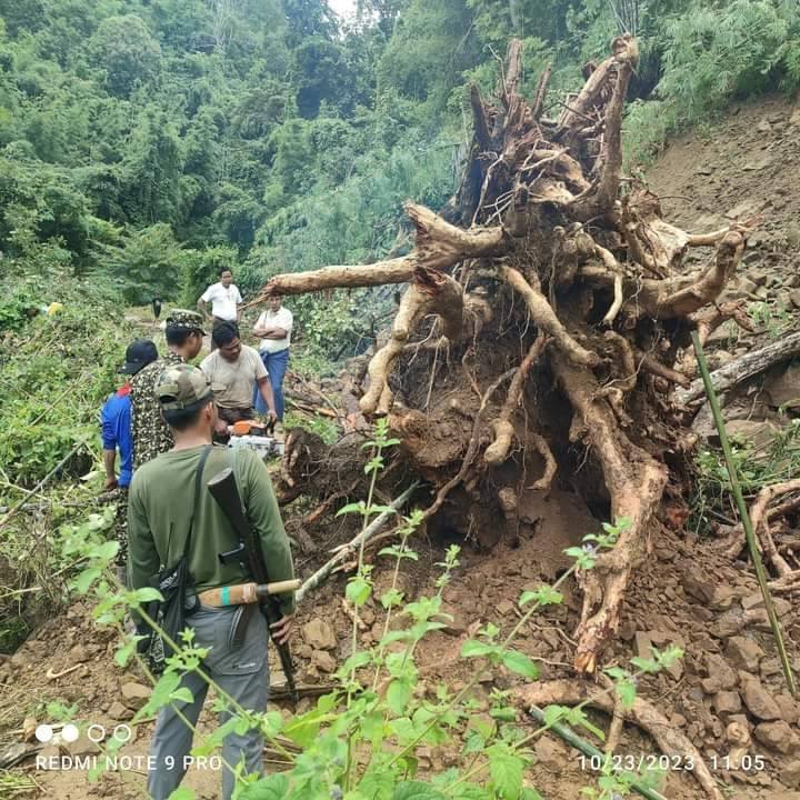 (မြေပြိုကျ၍ ပျက်စီးသွားသော ဆော-ဆိပ်ဖြူလမ်းပိုင်းအား ဂန့်ဂေါခရိုင် တပ်ရင်း(၆)နှင့် ပြည်သူများပူးပေါင်းကာ ပြုပြင်နေစဥ်။ ဓာတ်ပုံ - LSRPDF)