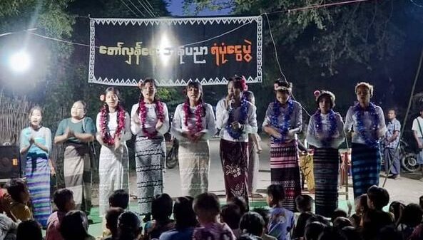 (တော်လှန်ရေးအနုပညာ ရံပုံငွေဖျော်ဖြေပွဲပြုလုပ်နေစဥ်။ ဓာတ်ပုံ-ချင်းတွင်းမြစ်ကမ်းဘေးကျေးရွာများသပိတ်ကော်မတီ)