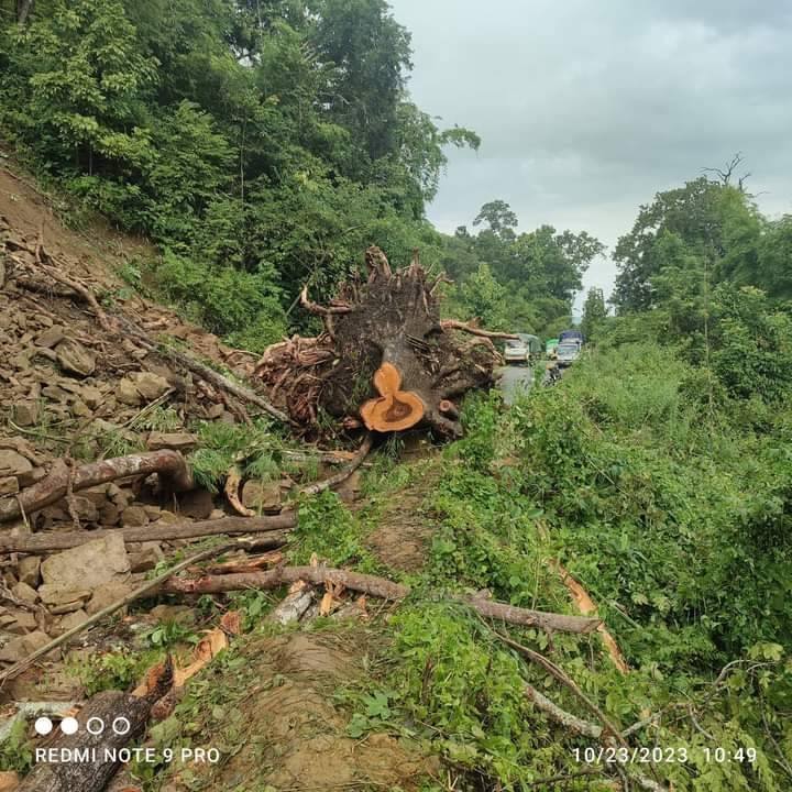 (မြေပြိုကျ၍ ပျက်စီးသွားသော ဆော-ဆိပ်ဖြူလမ်းပိုင်းအား ဂန့်ဂေါခရိုင် တပ်ရင်း(၆)နှင့် ပြည်သူများပူးပေါင်းကာ ပြုပြင်နေစဥ်။ ဓာတ်ပုံ - LSRPDF)