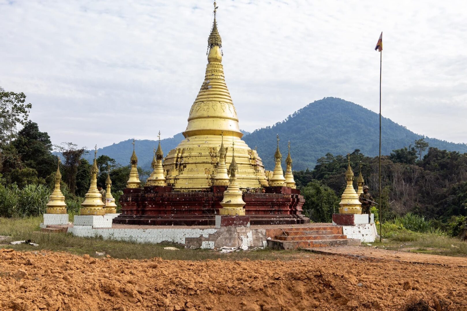 (ဒုဗိုလ်ချုပ်ကြီးဂွန်မော် စစ်မြေပြင်သို့သွားရောက်ကြည့်ရှု့စဉ်နှင့် စစ်ကောင်စီတပ်က ချပေးထားသော ထမင်းထုပ်အား တွေ့ရစဉ်။ ဓာတ်ပုံ - Gunmaw Sumlut/FB)