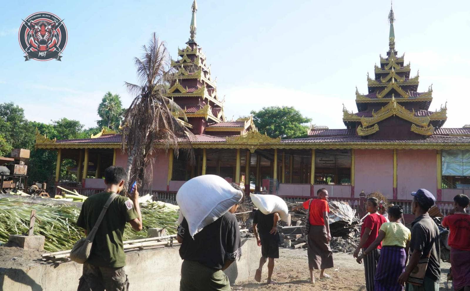 (မီးရှို့ခံရသည့်နေအိမ်များအား ဆန်အိတ်များ သွားရောက်လှူဒါန်းပေးနေစဥ်။ ဓာတ်ပုံ-MBT)
