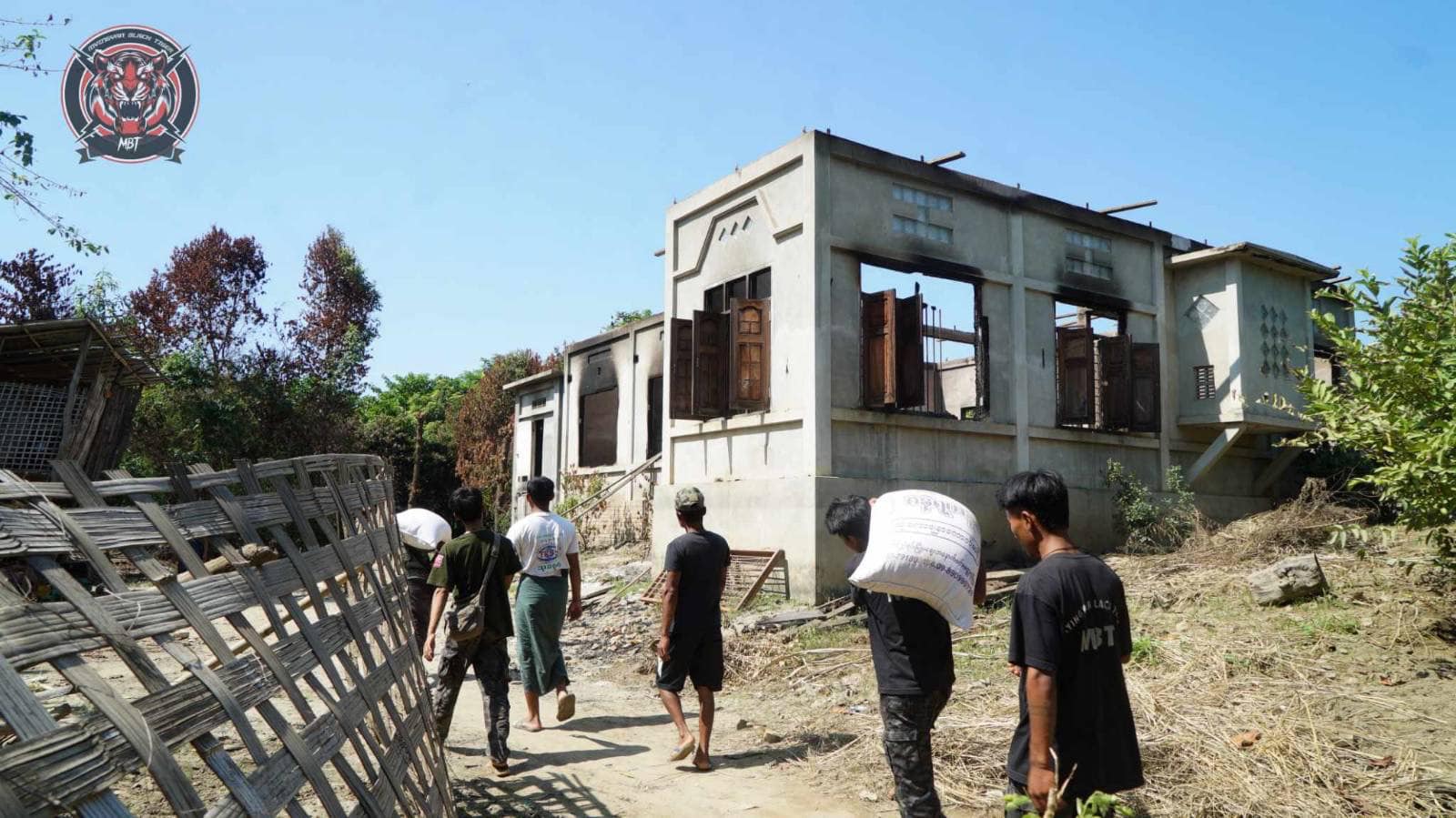 (မီးရှို့ခံရသည့်နေအိမ်များအား ဆန်အိတ်များ သွားရောက်လှူဒါန်းပေးနေစဥ်။ ဓာတ်ပုံ-MBT)