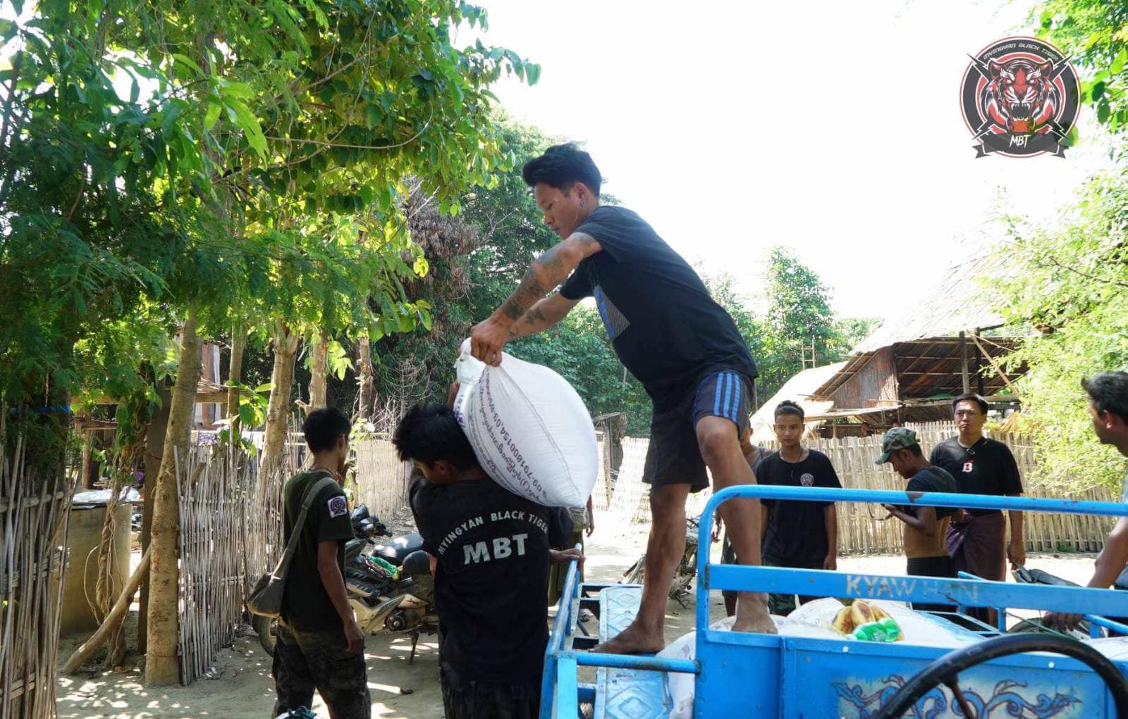 (မီးရှို့ခံရသည့်နေအိမ်များအား ဆန်အိတ်များ သွားရောက်လှူဒါန်းပေးနေစဥ်။ ဓာတ်ပုံ-MBT)